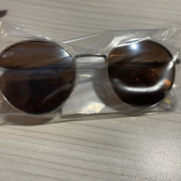 BCBGMAXAZRIA BRAND NEW SUNGLASSES - Picture 3 of 4